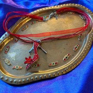 VTG Pin-up High Heel charm choker with 5 strands. Rockabilly vibes!!